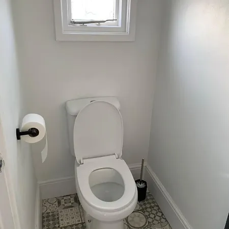 Modern Comfort In بيت للعطل *